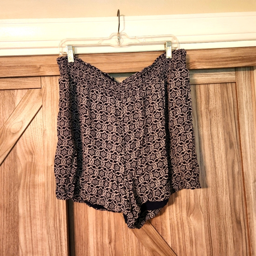 XL elastic waist flowy shorts.